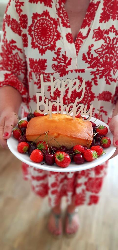 Geburtstagskuchen mit Erdbeeren und Kirschen