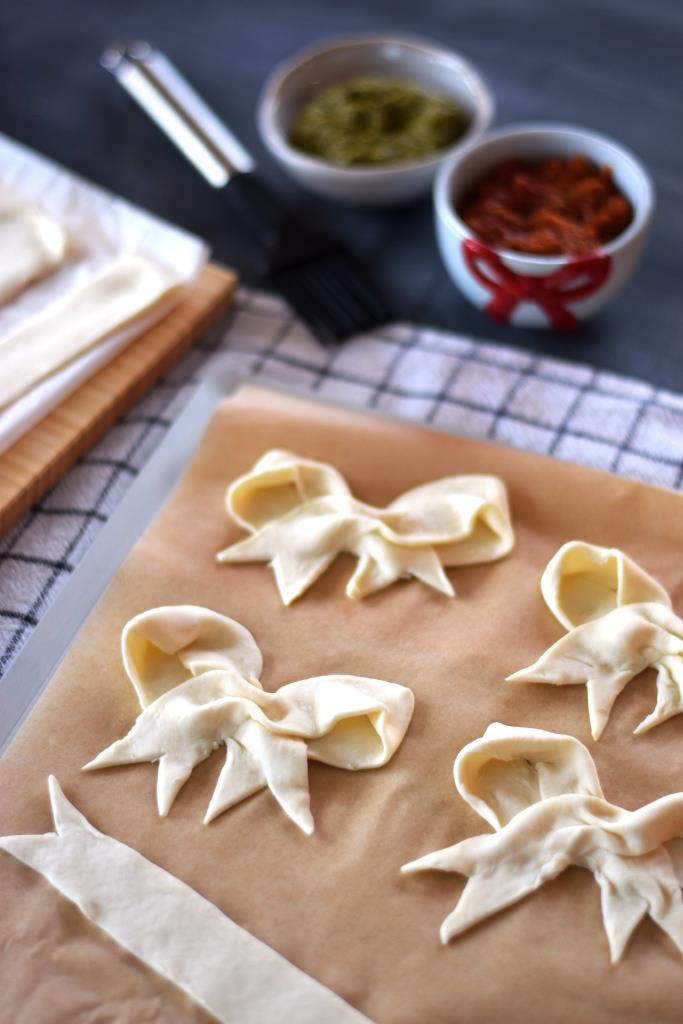 Rezept für Blaetterteig Schleifen mit Pesto, herzhaftes einfaches Fingerfood für Weihnachten und Silvester