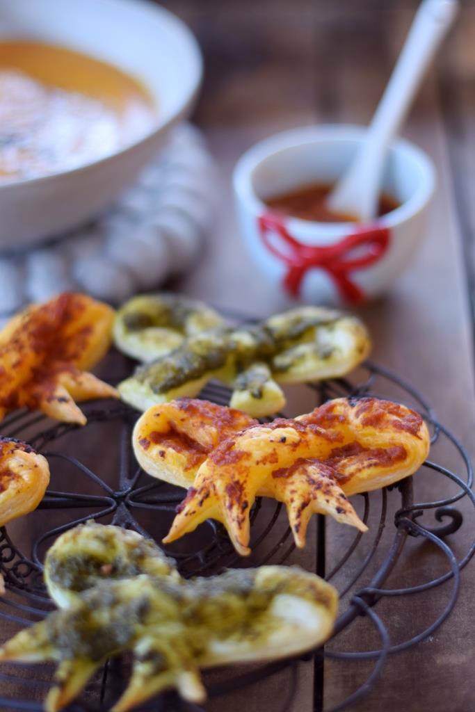 Blätterteigschleifen mit Pesto als Beilage zur Suppe