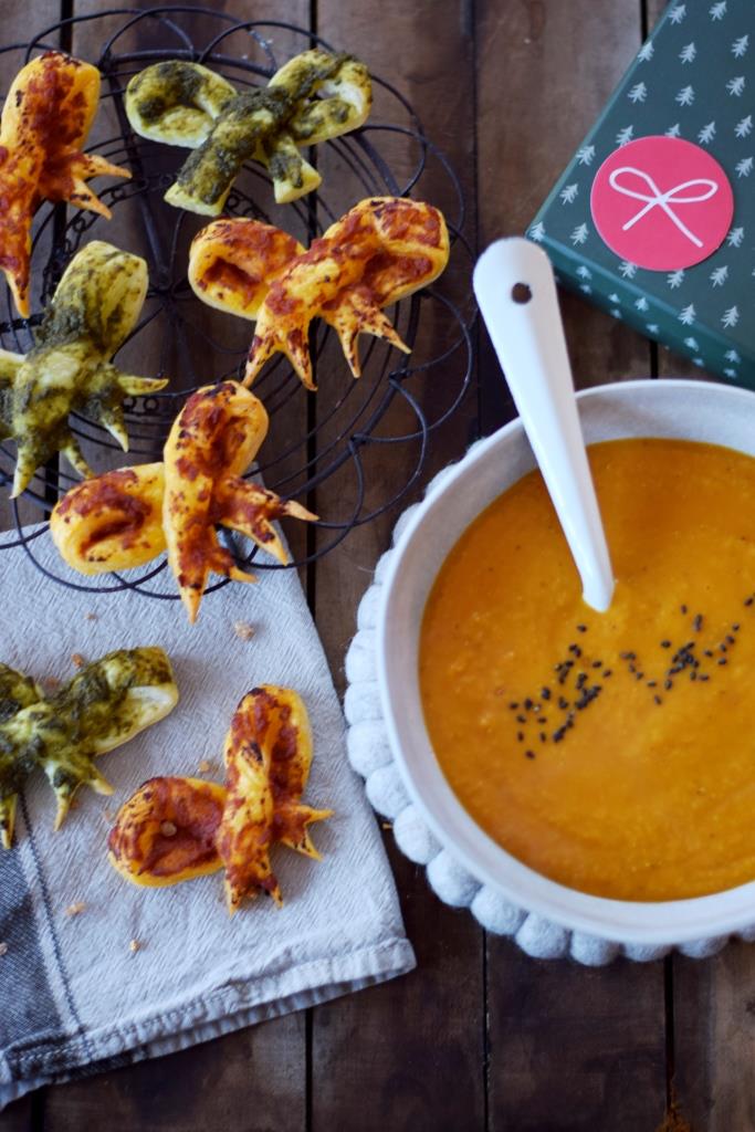 Teigschleifen aus Blätterteig als Beilage zur Suppe oder als Fingerfood zu Wein, Bier und Sekt - ein leckerer Hingucker!