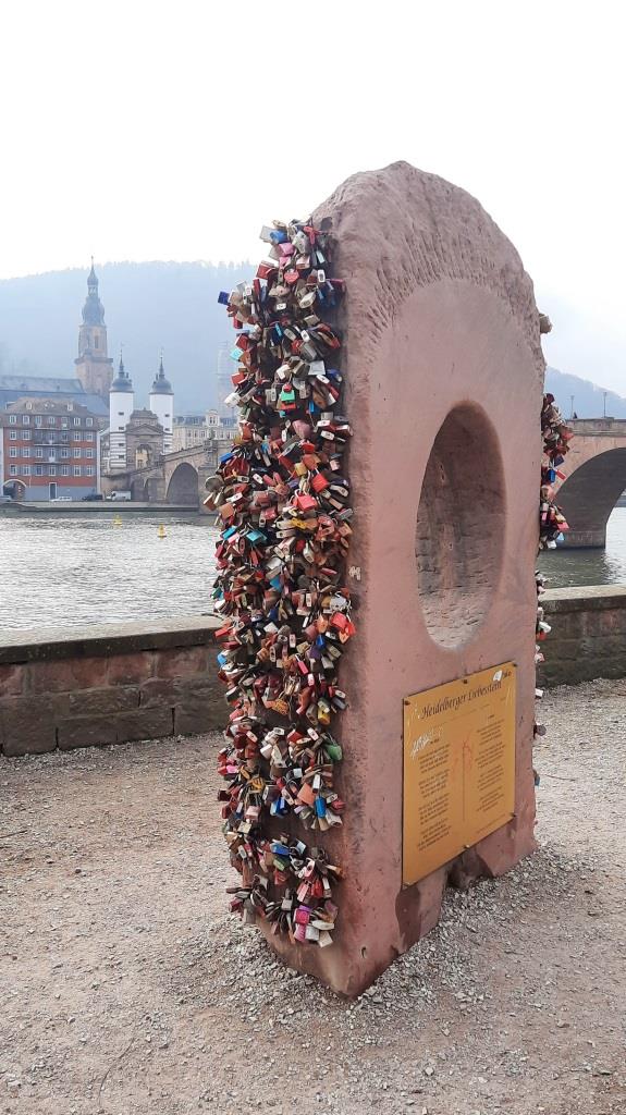 Liebesstein mit den gravierten Liebesschlössern - Alte Brücke Heidelberg - 12von12 im Februar 2025 - Unterfreundenblog