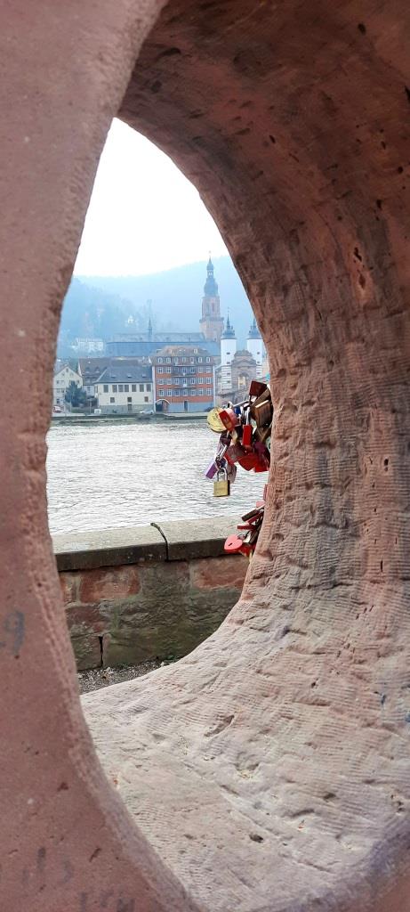 Liebesstein mit den gravierten Liebesschlössern - Alte Brücke Heidelberg - 12von12 im Februar 2025 - Unterfreundenblog