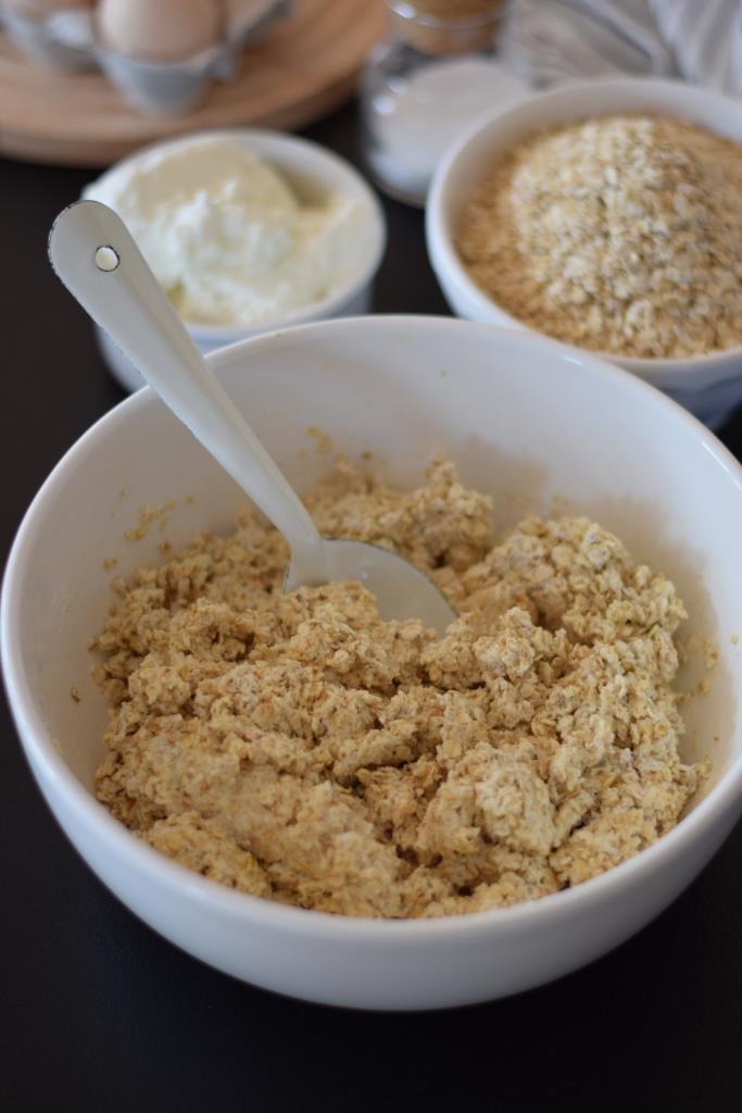 Einfach die Zutaten mit einem Löffel verrühren - dann kann schon das Brot geformt werden