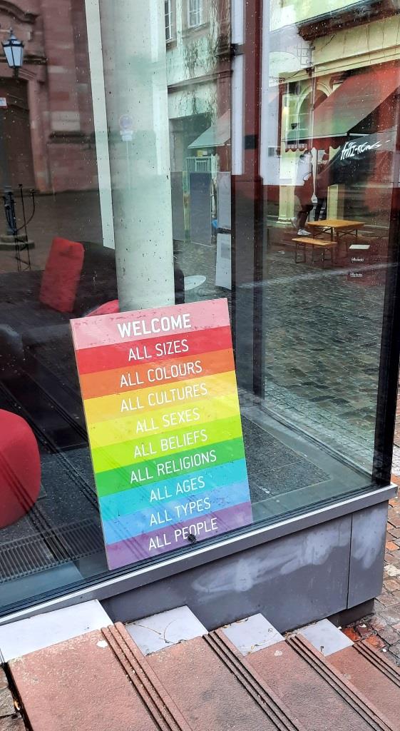 Schild in HEidelberg: Welcome - all genders, all sexes, all colors ... 12von12 im Februar 2025 - Unterfreundenblog