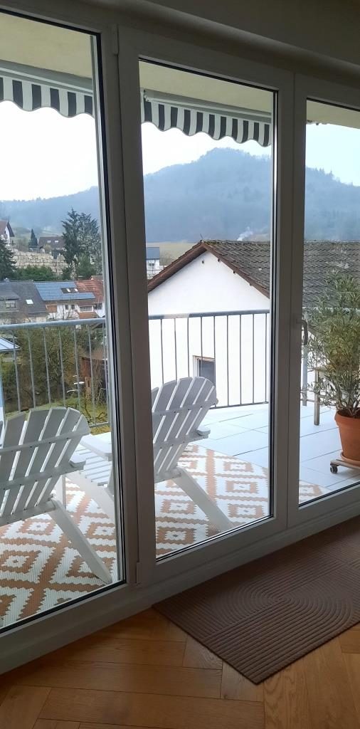 Blick auf die Terrasse mit Adirondack Chairs und die Odenwald Hills - 12von12 im März 2025 - Unterfreundenblog