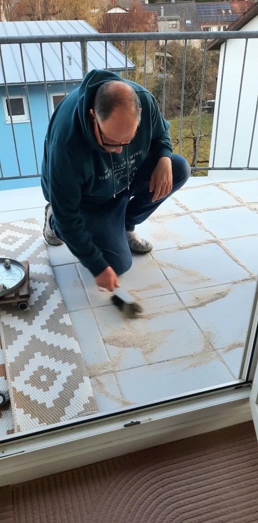 Terrasse verfugen mit Vogelsand ;-) - 12von12 im März 2025 - Unterfreundenblog