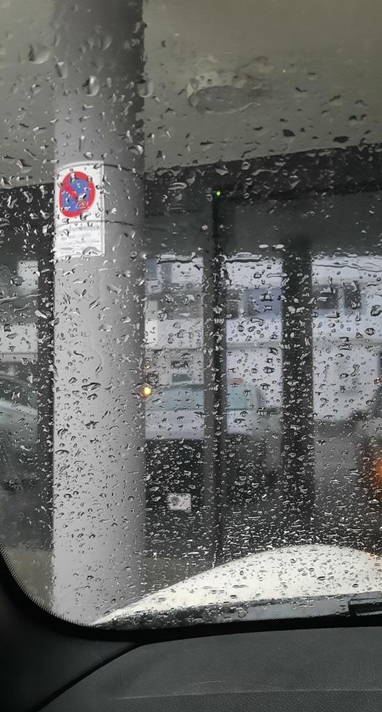 Autoscheibe im Regen - 12von12 im März 2025 - Unterfreundenblog