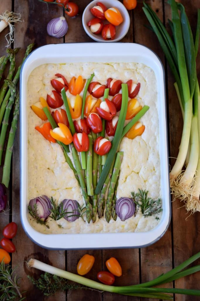 Focaccia Rezept mit Tulpen aus Spargel und Tomaten