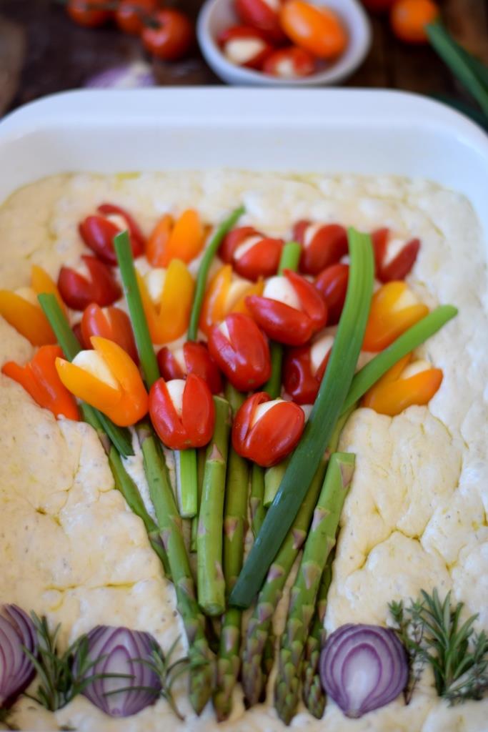 Garten Focaccia für den Frühling - essbarer Strauß Tulpen