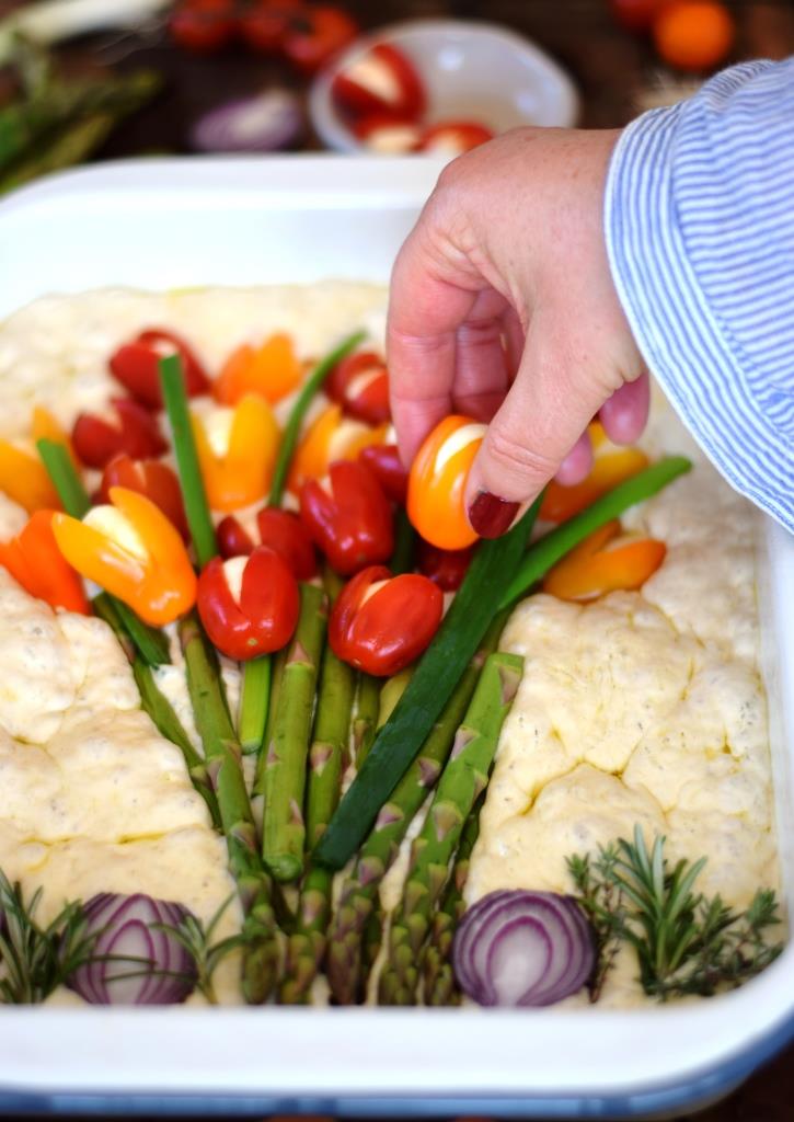 Tulpen Focaccia mit Spargel und Tomaten