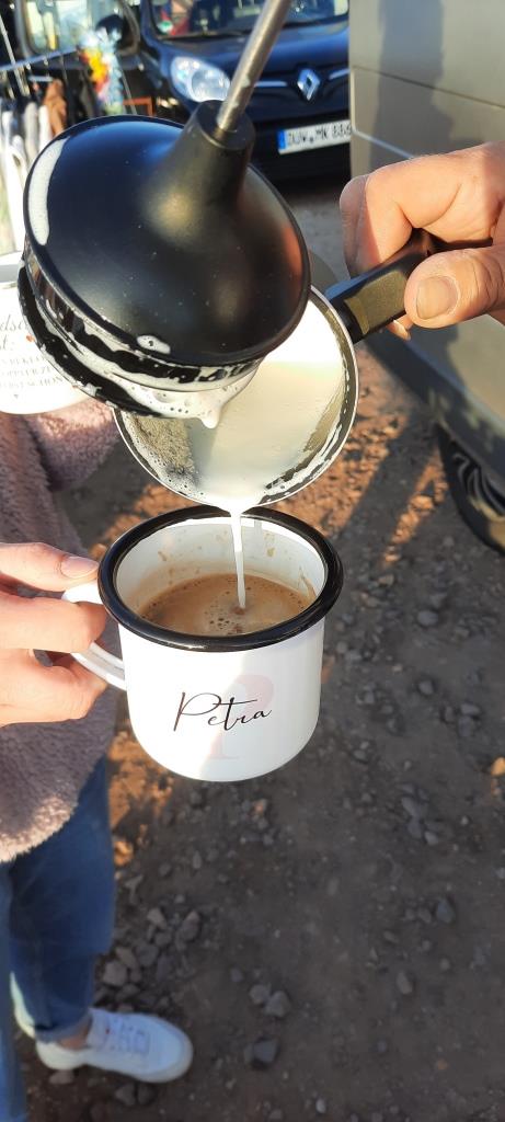 12von12 im April 2025 Unterfreundenblog - der erste Flohmarktkaffee mit Milchschaum