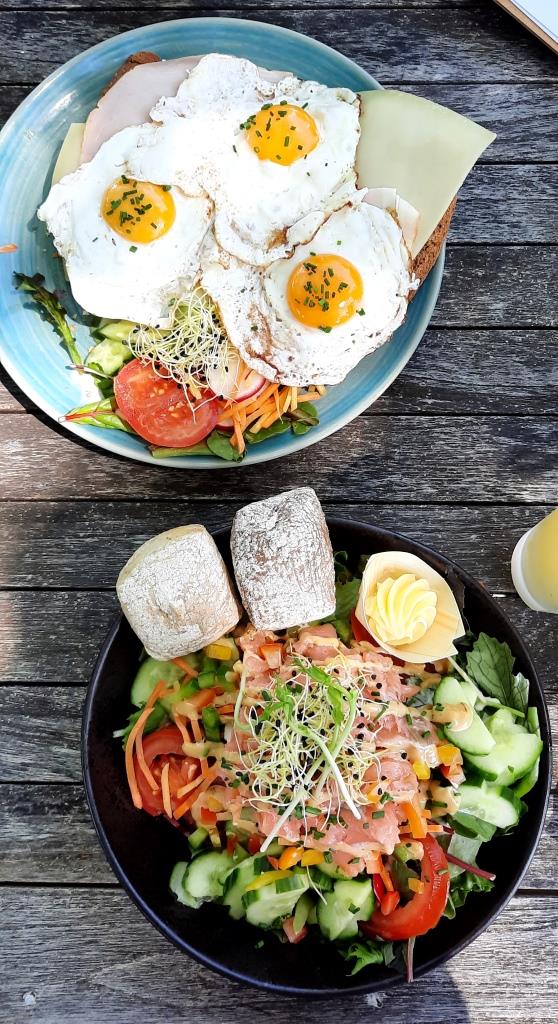 Lekker Lunch! Uitsmijter und Salat im Theetuin Beneden Sas in De Heen - lekker!