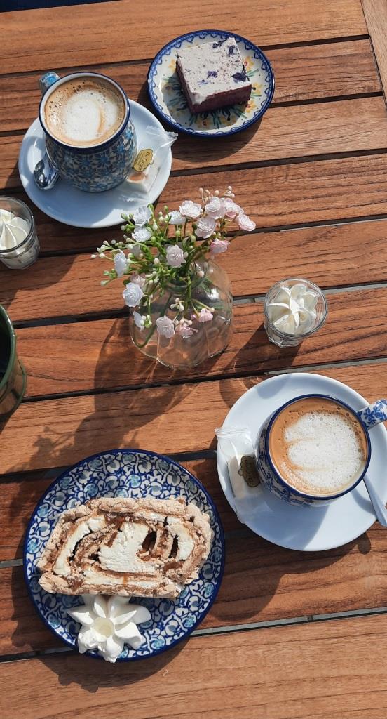 Flat White and cake - leckere Käffchenpause im Theetuin