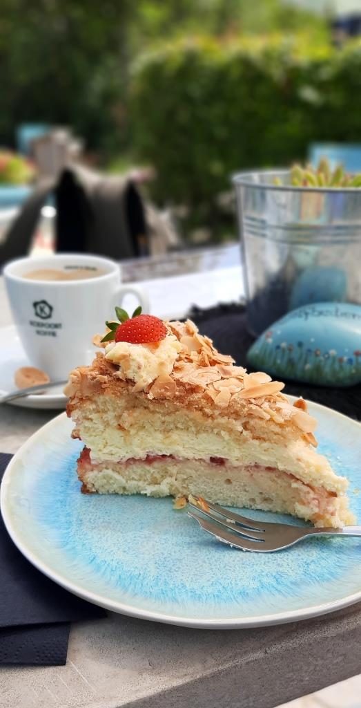 Erdbeer-Bienenstich im Theetuin Café Palatina, Zeeland