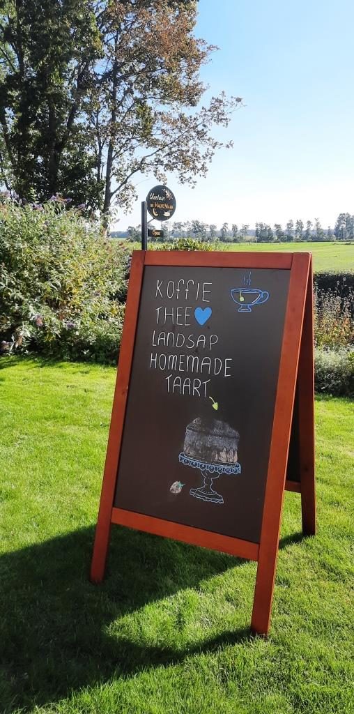 Kaffee, Kuchen, Natur - Willkommensschild im Gartencafé De Halve Maan in Ouddorp