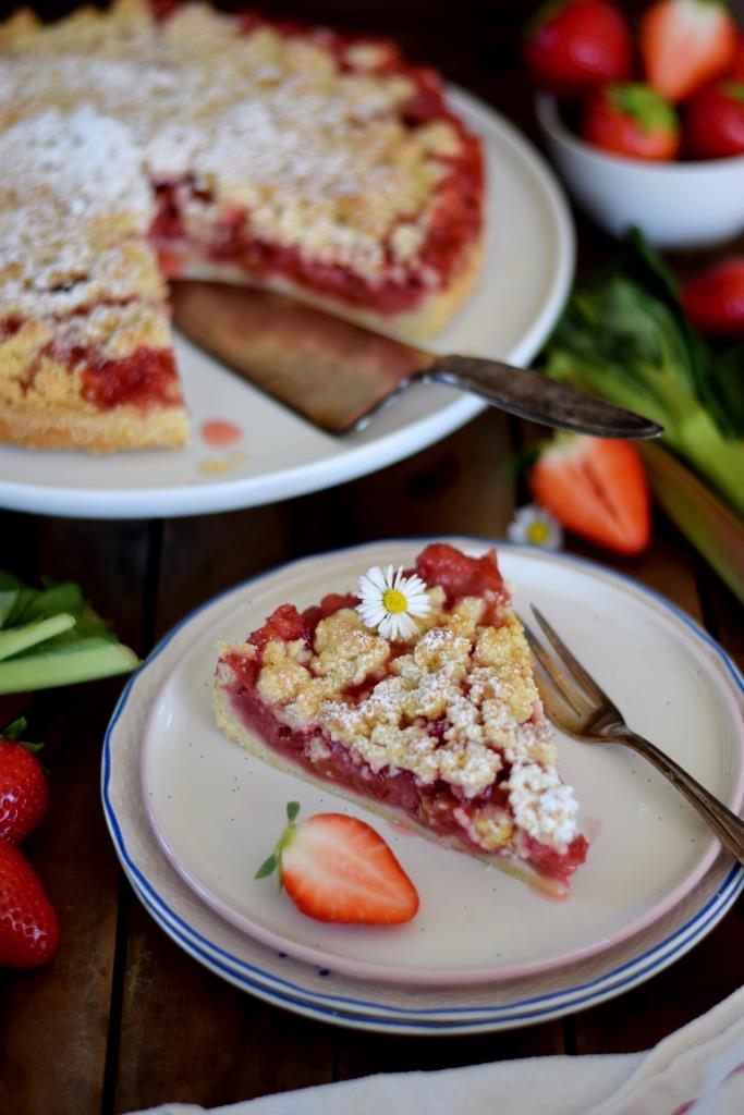 Rhabarber-Erdbeer-Streuselkuchen - YUM!