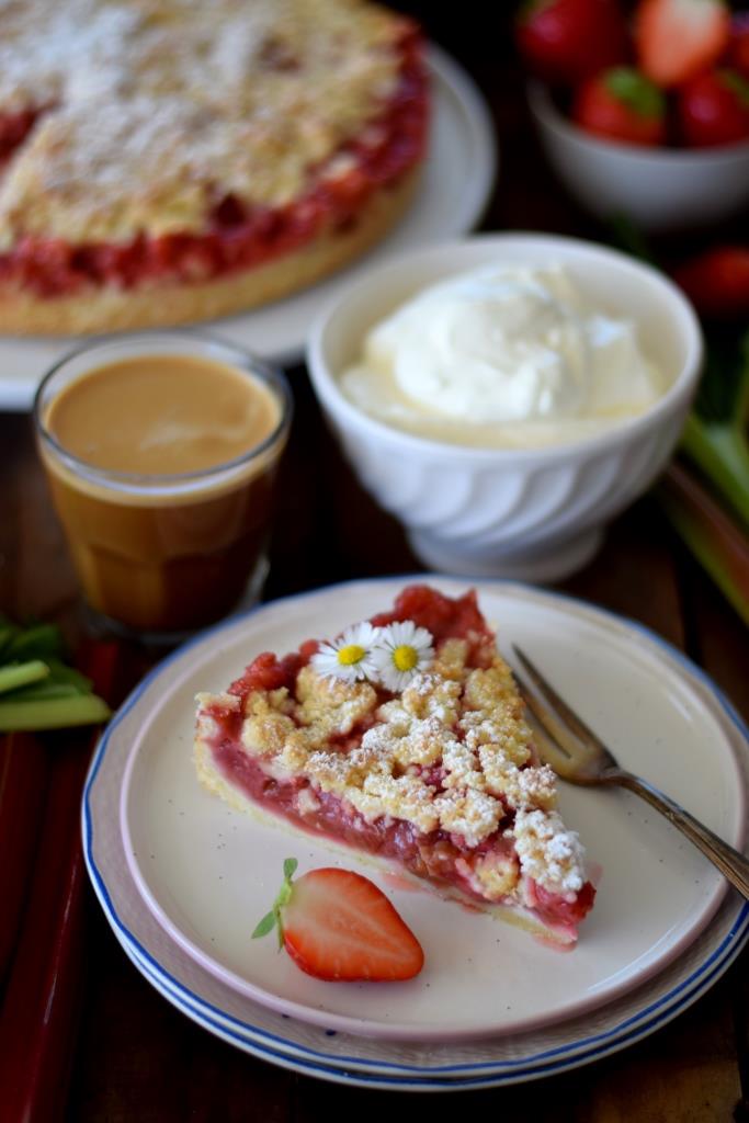 Rhabarber-Streuselkuchen mit Sahne und Kaffee 