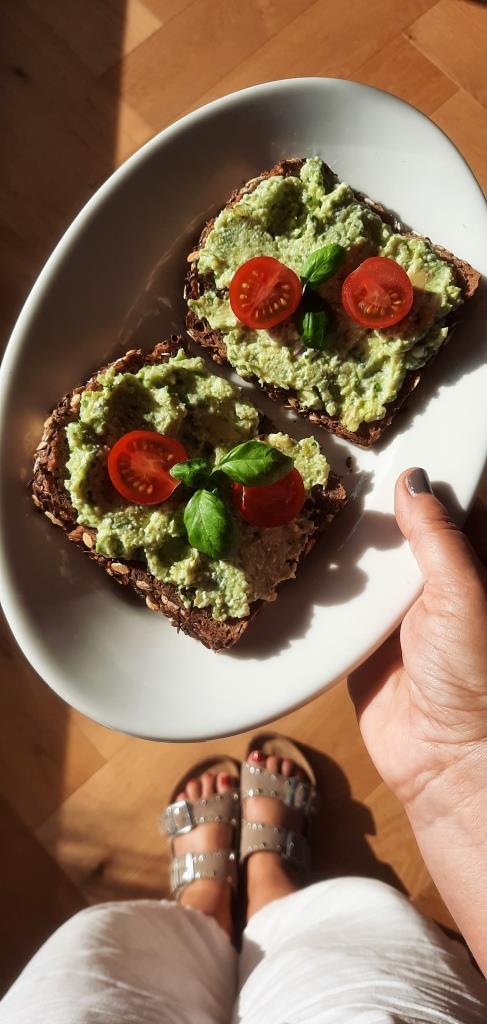 Green Protein Brotaufstrich auf Röstbrot #12von12 im Juni 2025 - Unterfreundenblog