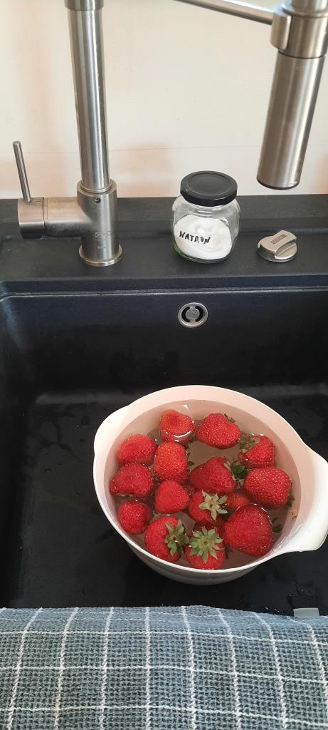 10:00 Uhr Erdbeeren baden in Natronwasser - 12von12 im Juli 2025 - Unterfreundenblog