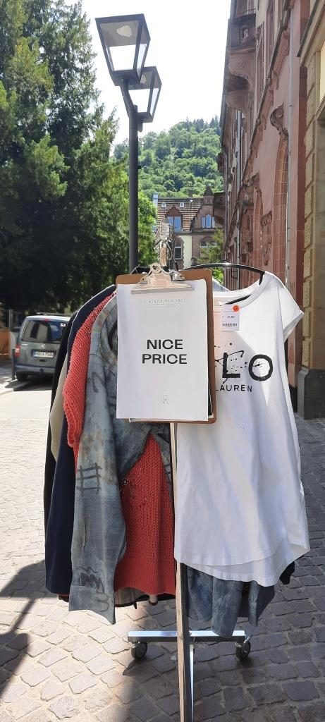 Nice Price Ständer im Vintage Revival Second Hand Shop in Heidelberg