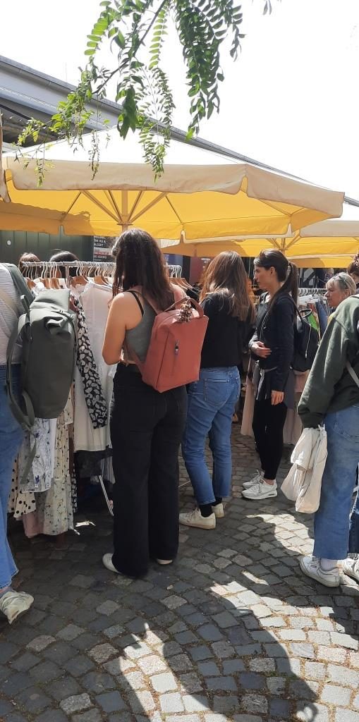 Sommer Flohmarkt Gelbe Sonnenschirme Heidelberg
