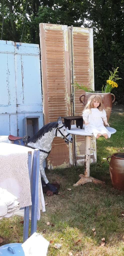 Flohmarkt Holland Stand mit antiken Türen, Puppen, Fensterläden