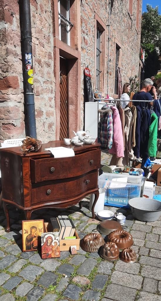 Flohmarktstand Alte Kommode und Backformen - Flohmarkttermine 2026 Rhein-Neckar-Region