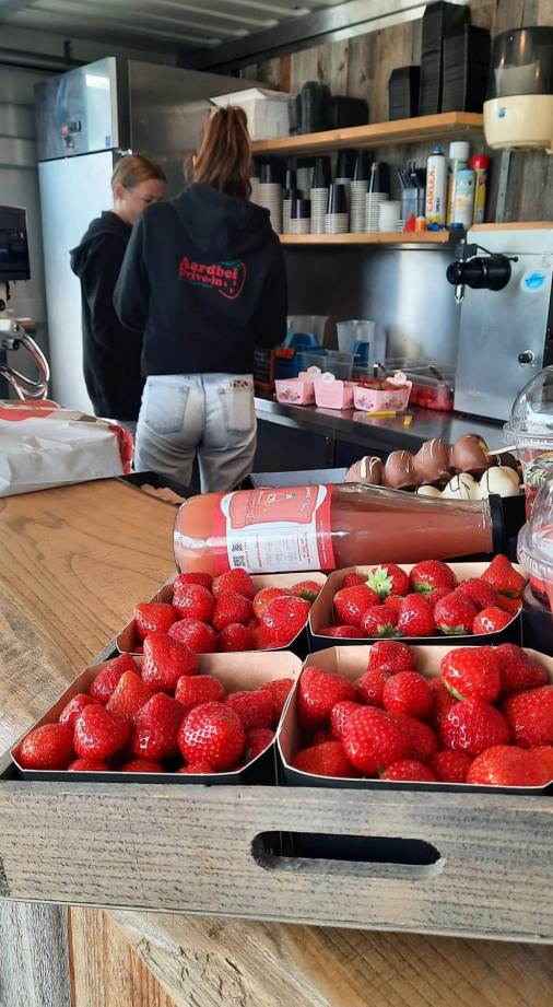 12von12 September 2025 - Sortiment im Erdbeer-Drive-In in Holland