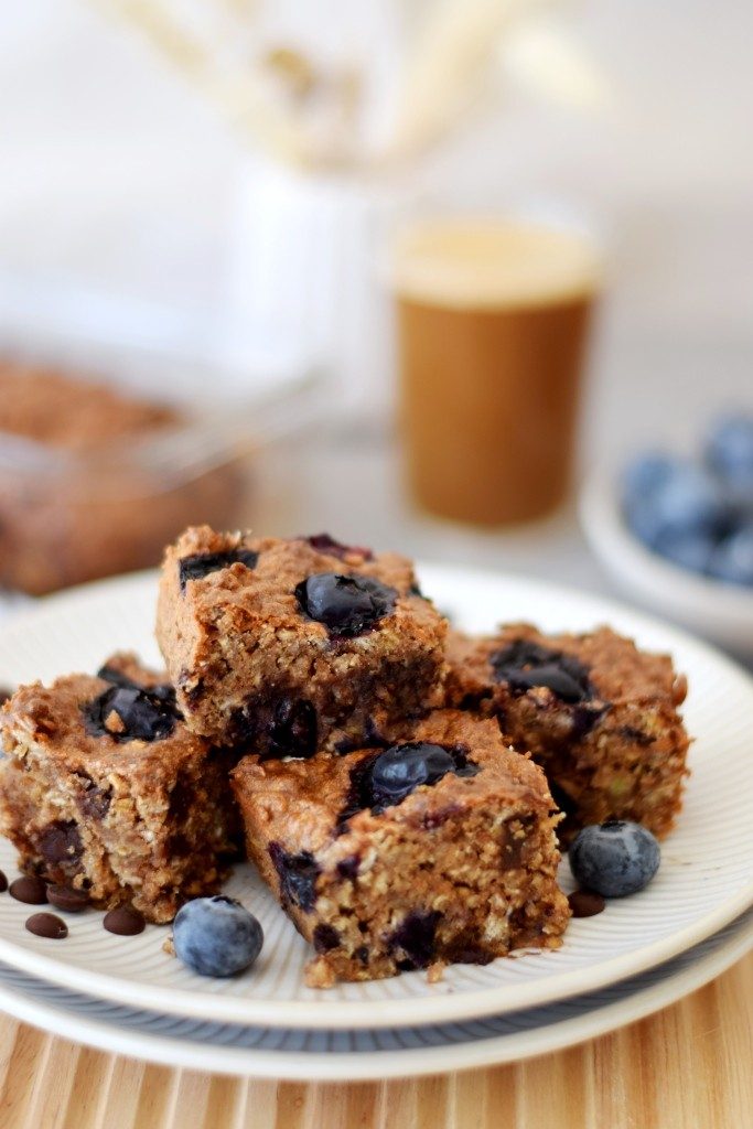 Einfaches Airfryer-Rezept für köstliche Schoko-Blaubeer-Energieriegel