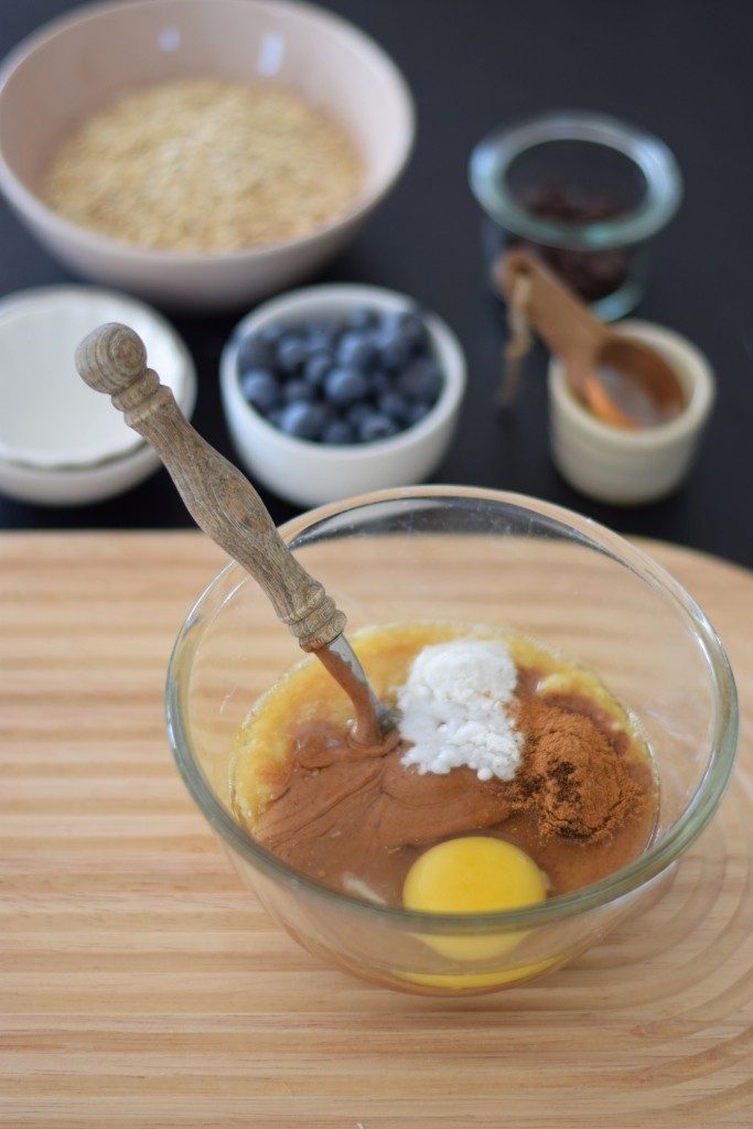 Zubereitung Energieriegel - Schritt 2 Bananenmus mit Mandelmus, Ei und Gewürzen verrühren