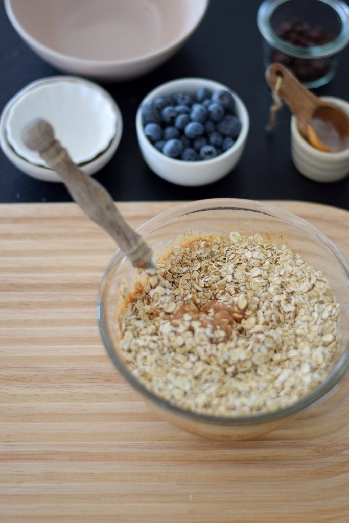 Haferflocken zur Bananen-Mandelmasse hinzufügen