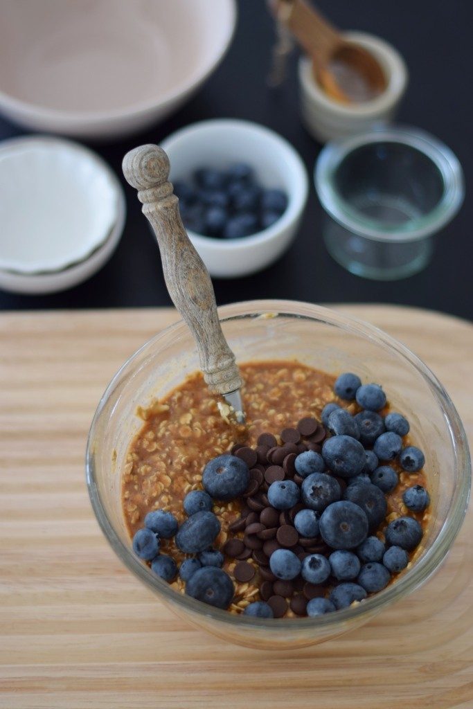 Zubereitung Energieriegel: Schritt 4: Schokotropfen und Blaubeeren unterheben