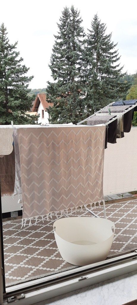 Wäschetrocknen auf dem Balkon  - 12von12 im Oktober 2025 - Unterfreundenblog