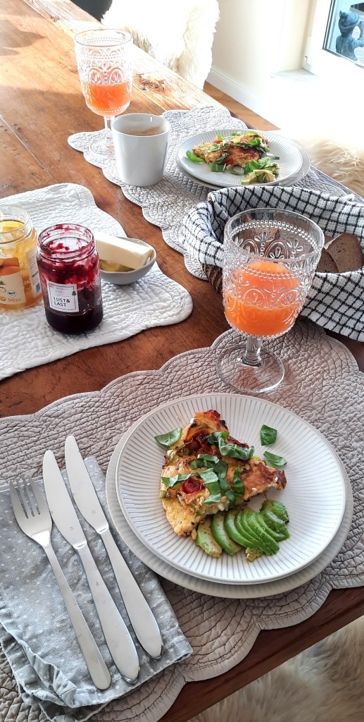 Sonntagsfrühstück mit Omelette und Saft - 12von12 im Oktober 2025 - Unterfreundenblog