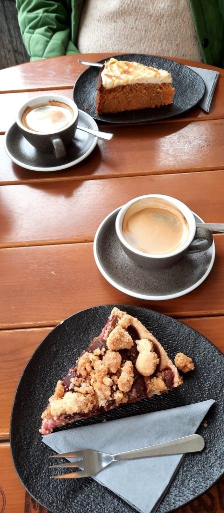 Zwetschgenstreusel und Rüblikuchen, lecker! - 12von12 im Oktober 2025 - Unterfreundenblog