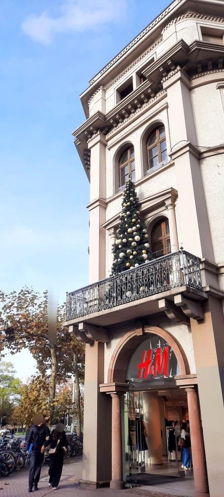 Heidelberg weihnachtlich geschmückt. Tannenbaum auf dem Balkon