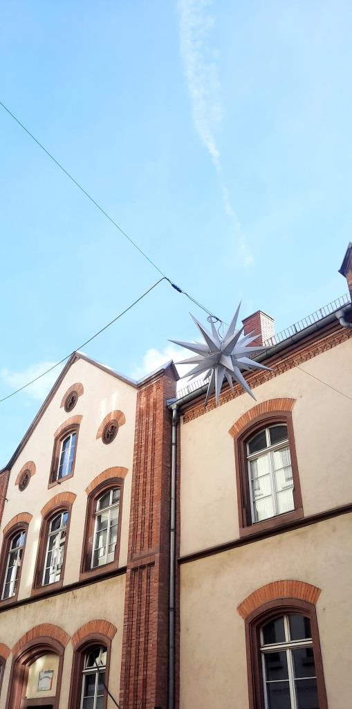 Herrnhuter Sterne hoch über den Gassen der Heidelberger Altstadt
