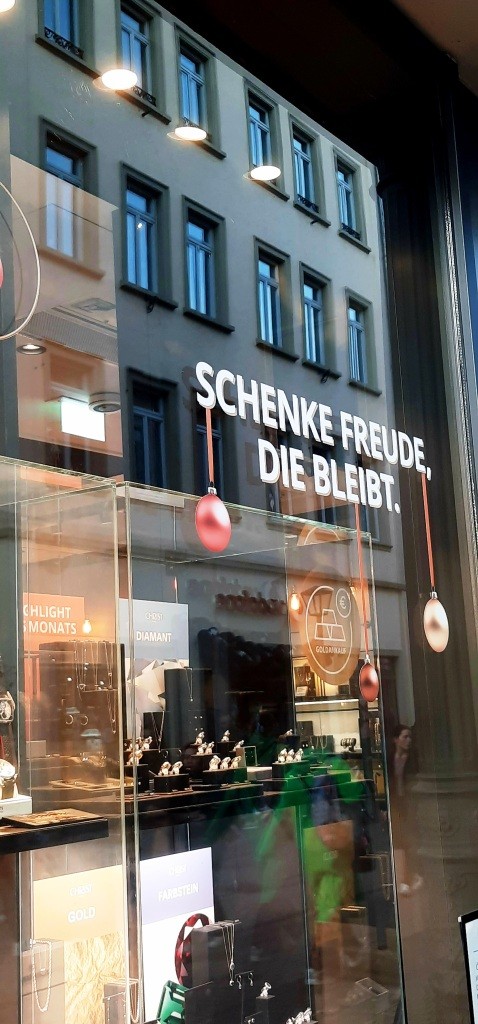 Schaufenster Juwelier. Auf geht's zum Ohrloch Stechen