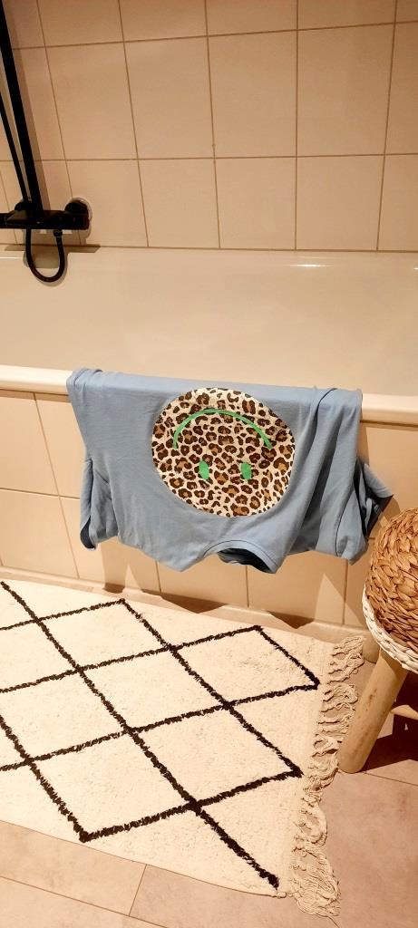 Smiley-Shirt am Badewannenrand
