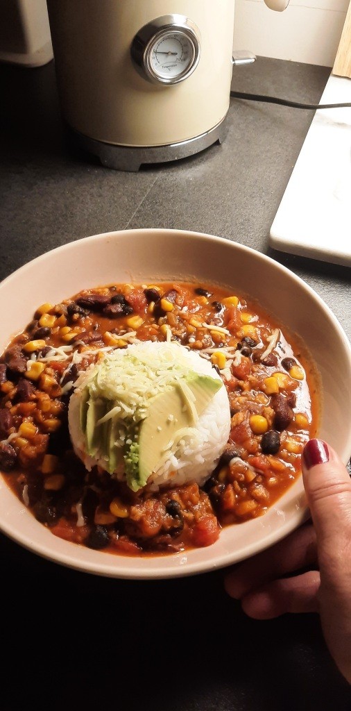 Dinner Time! Veggie Chili mit Reis und Avocado