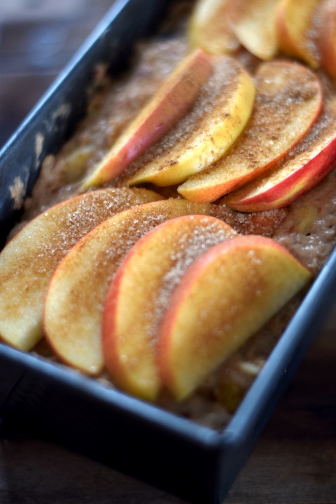 Apfelscheiben karamellisiert mit Zimtzucker auf dem Apfelbrot