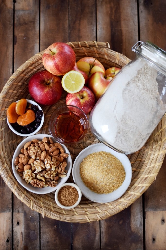 Die Zutaten für ein saftiges veganes Apfelbrot