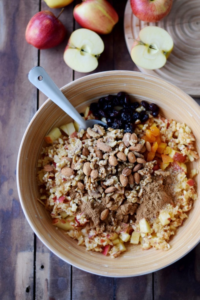 Äpfel, Trockenfrüchte, Nüsse, Alkohol und Gewürze über Nacht ziehen lassen