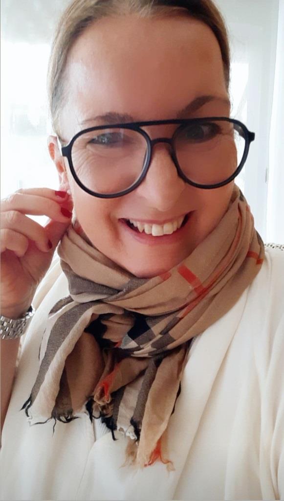 Schaut mal, wie es glitzert :-). Neue Ohrlöcher!