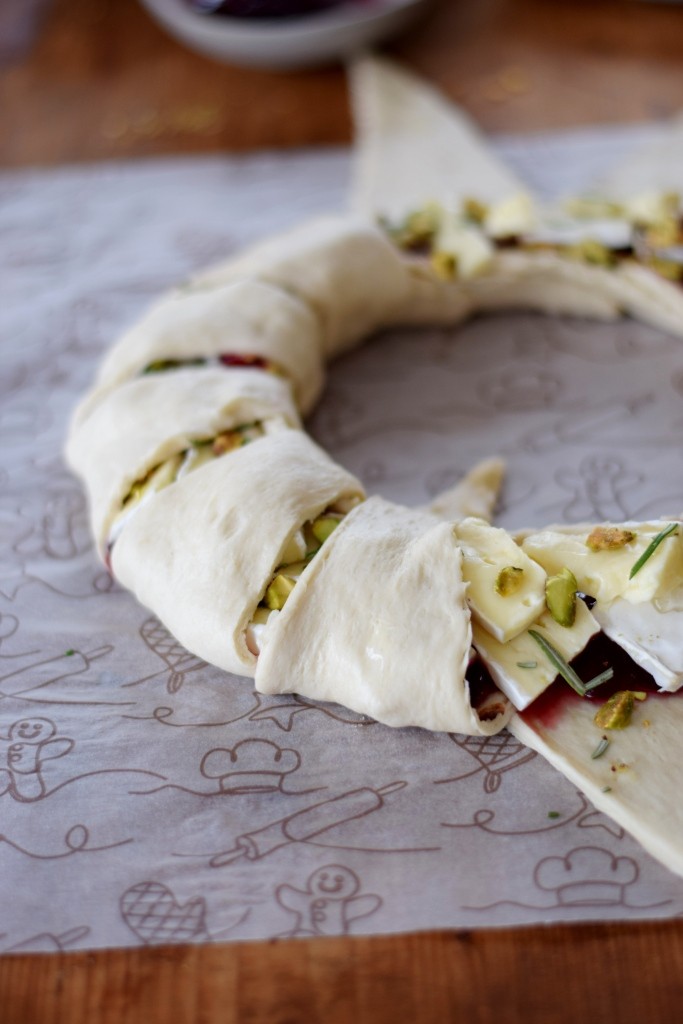 Fast fertig! Nun werden die Spitzen der Teig-Dreiecke nach innen über die Füllung geklappt