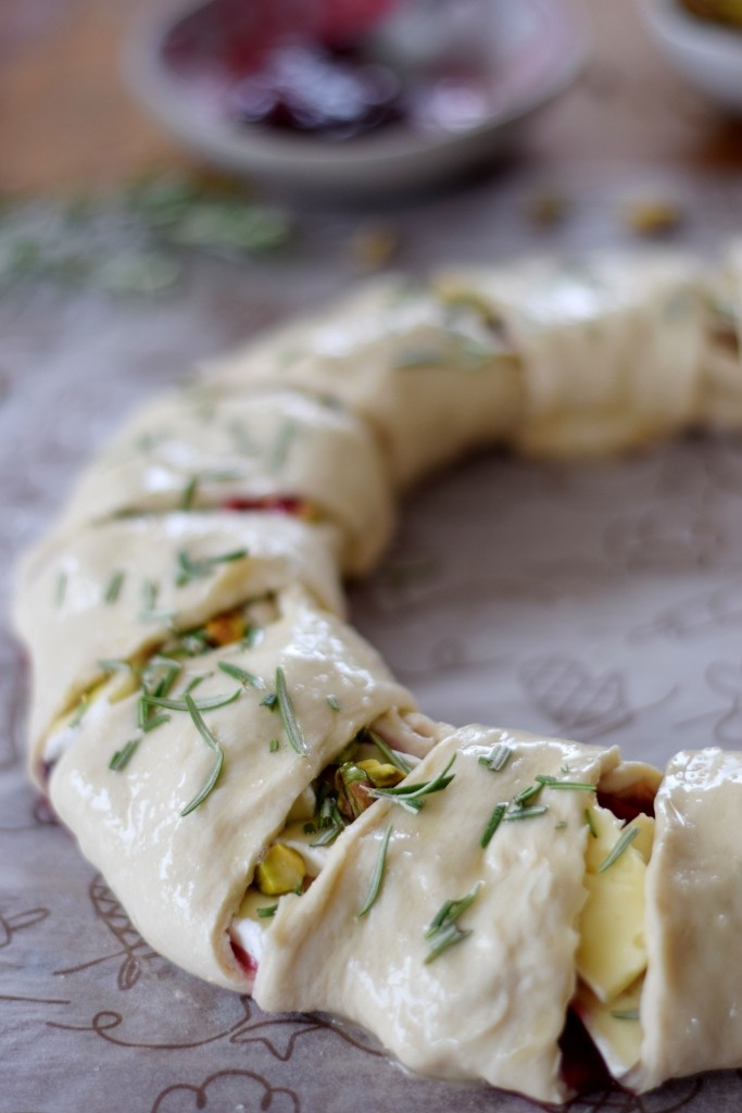 Der Teigkranz wird mit Meersalz und Rosmarin bestreut