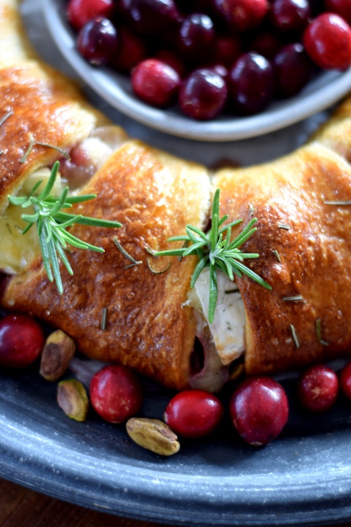 Teigkranz aus fertigem Plunderteig, Brie, Preiselbeeren und Pistazien in Nahaufnahme