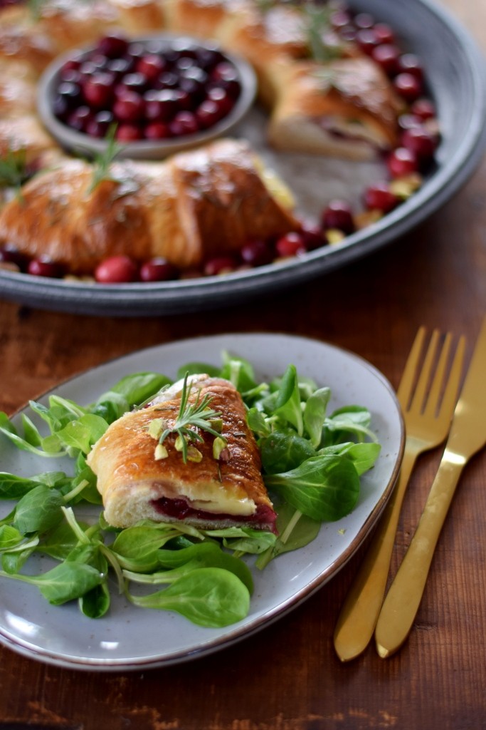Serviervorschlag: Ein Stück Teigkranz mit Feldsalat