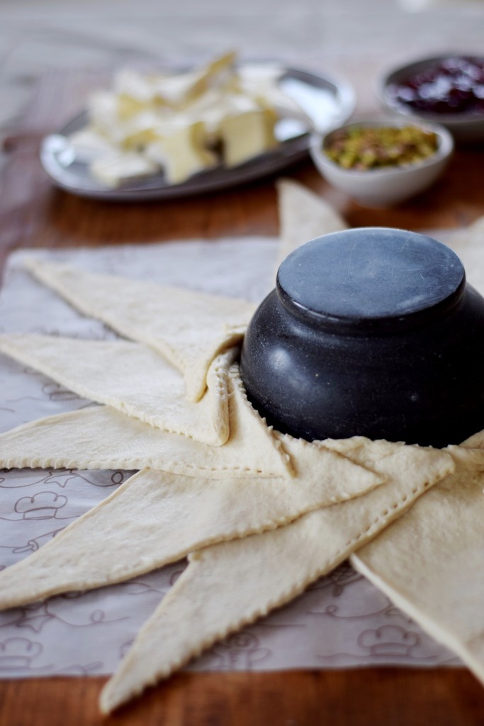 Vorbereitung Teigkranz: Teig-Dreiecke schneiden und als "Sonne" um die Schüssel legen