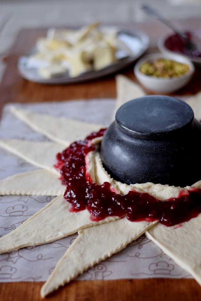Jetzt werden die Preiselbeeren auf dem Teig verteilt